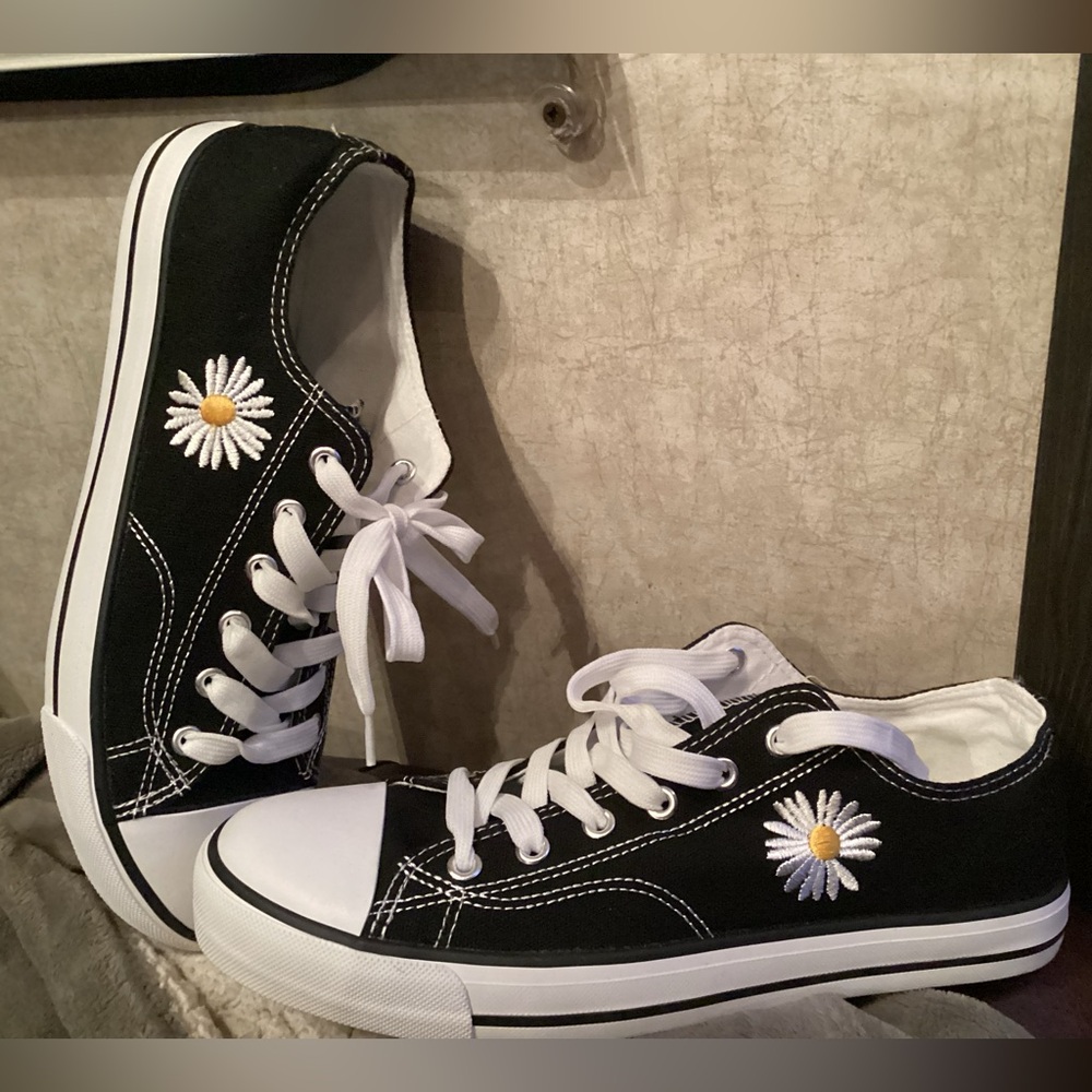NWOT Black & White ZY Canvas Shoes. Daisy Flower Embroidery, Size: US 11 / EU 42 - Picture 3 of 9